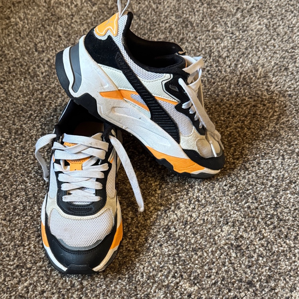 Boys Puma Black and Orange Sneakers | US 4 EUR 35.5
